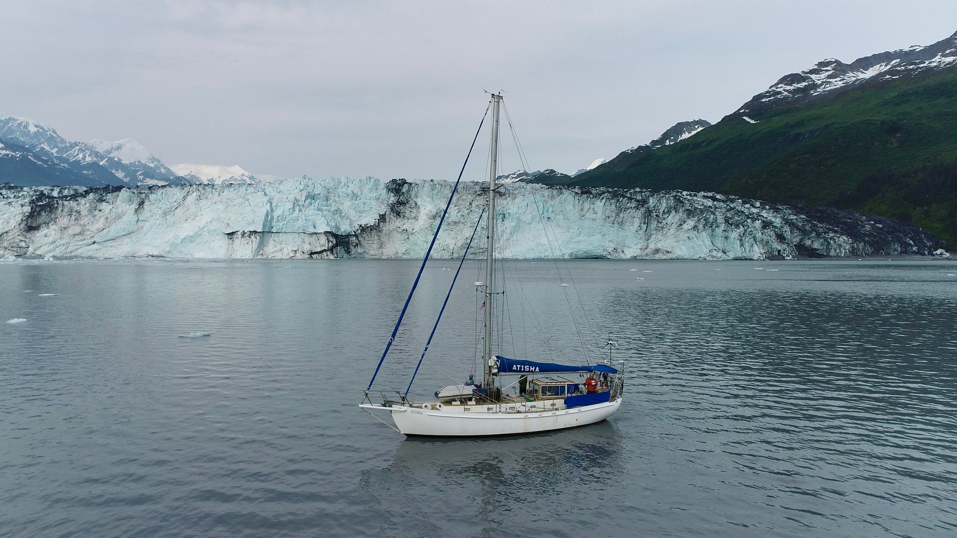 Yacht_with_a_glacier_in_the_background.jpeg