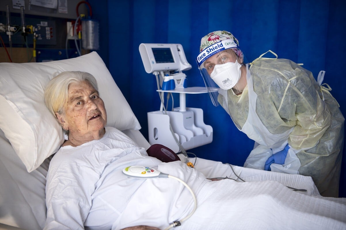 Patient and nurse on Ward 8B during COVID